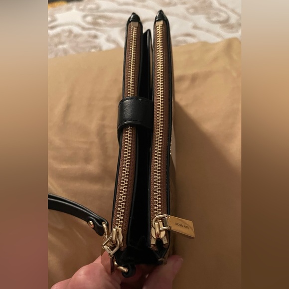 Michael Kors Large Double Zip Wallet / Wristlet with Blk/Wht Color Block - Picture 11 of 16